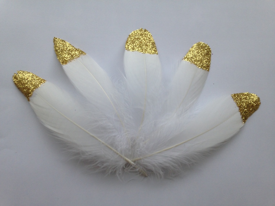 White feathers with gold tip - Love The Occasion