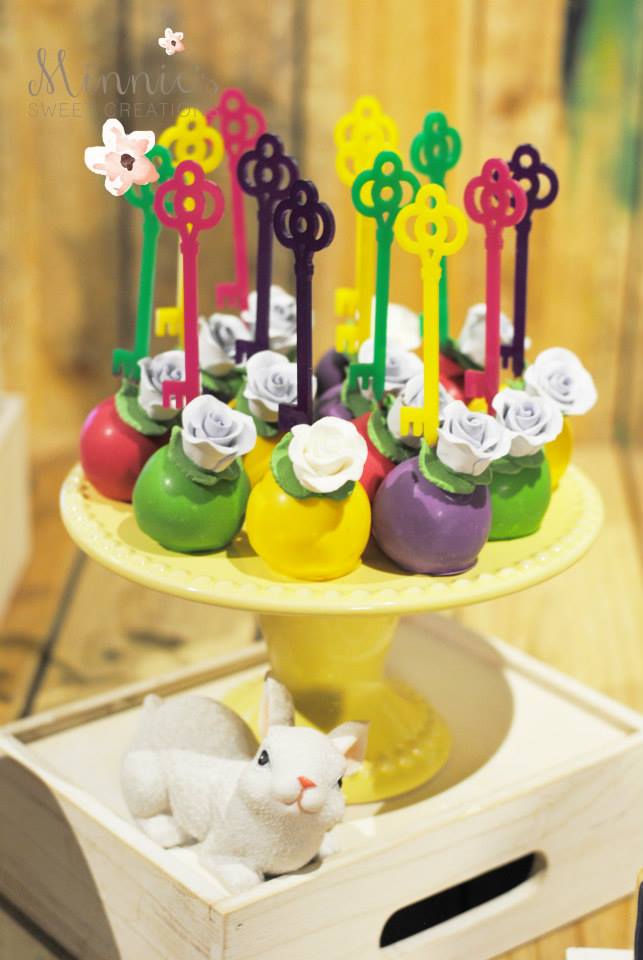 Alice in wonderland KEY cake pop sticks and cake pops - A La Roch
