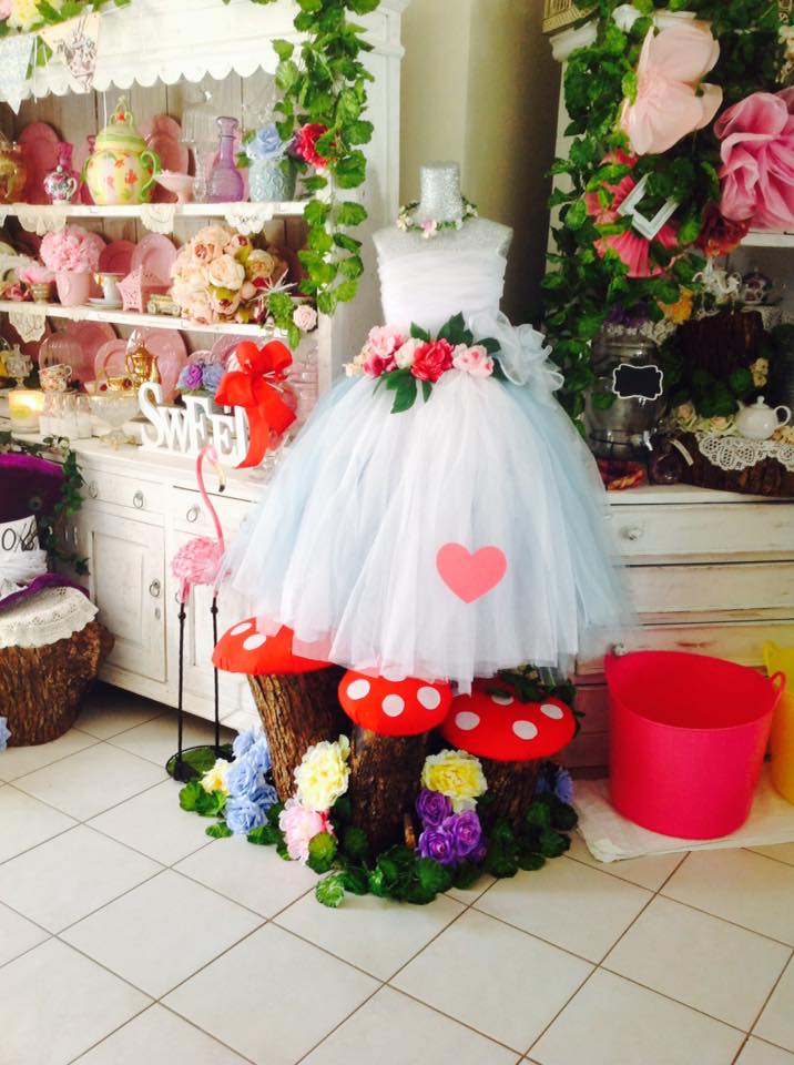 Alice in wonderland party - Bett's Candy Buffets