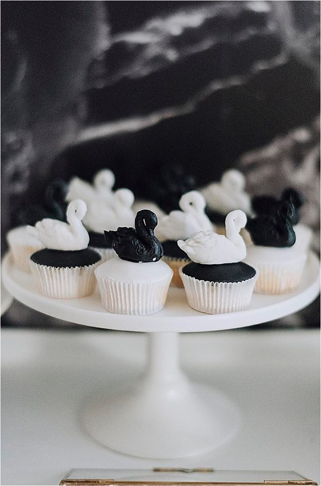 swan cupcakes